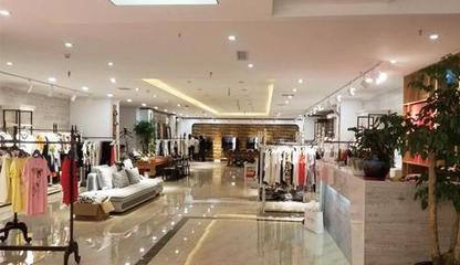 探寻合肥服装新业态 背街深巷里的箱包跨界销售模式